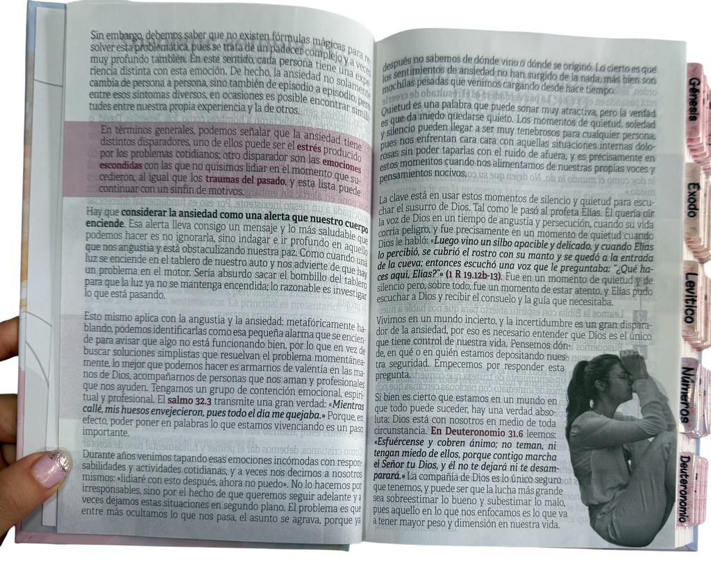 Biblia TLA con Ayudas Prácticas para la Salud Emocional – Tapa Dura Blanco/Lila